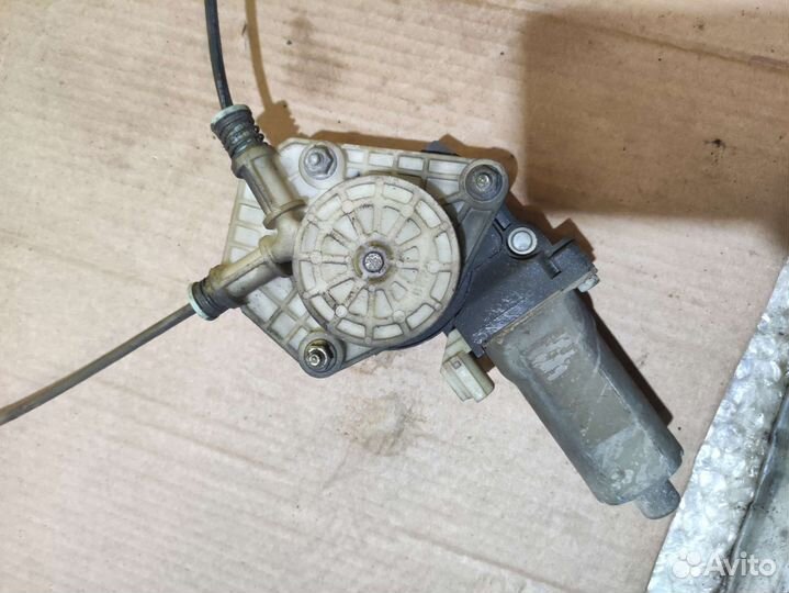 Передний левый стеклоподъёмник Grand Starex 2010