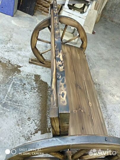 Скамейка старинная (с колесами от телеги)