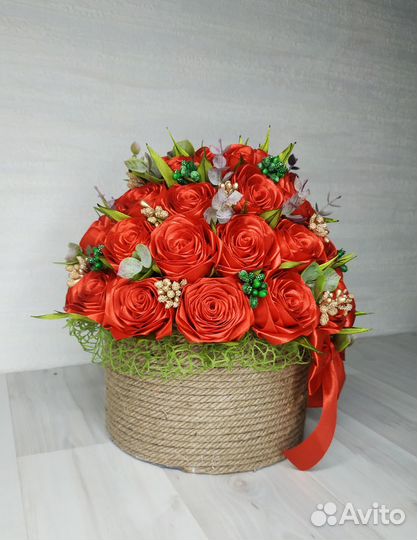 Розы из атласных лент в шляпной коробке р.работа