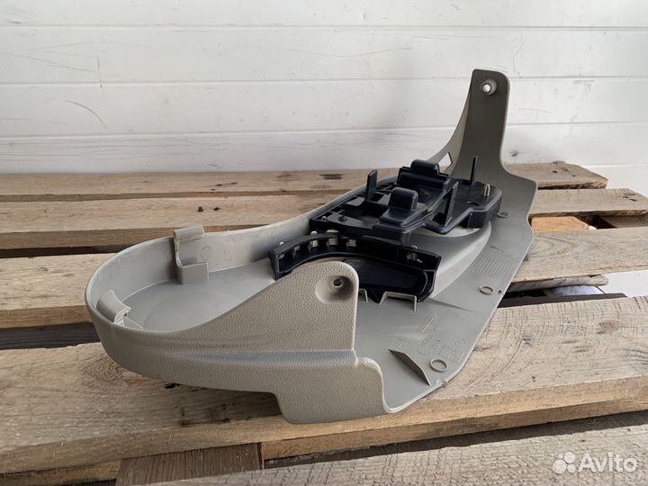 Накладка левого сиденья внешняя Рено Лагуна 3