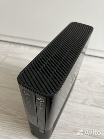 Xbox 360 E 512gb + 2 геймпада