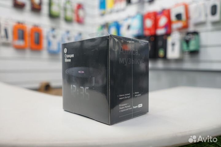 Умная колонка Яндекс Станция Мини с часами