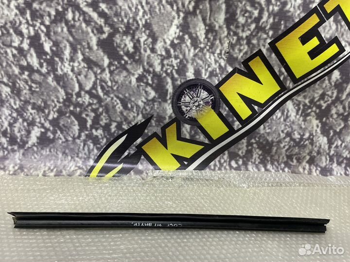 Уплотнитель стекла внутренний правый задний Colt 6