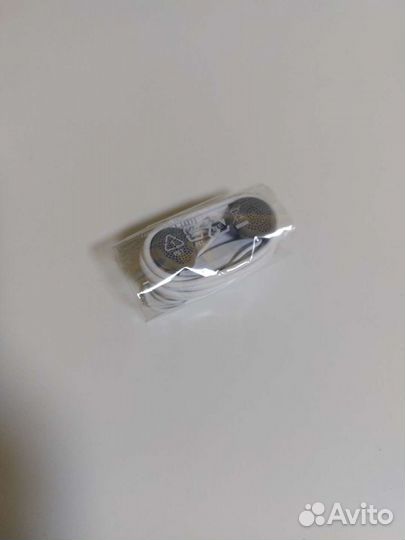 Коробка от Samsung A50 и наушники