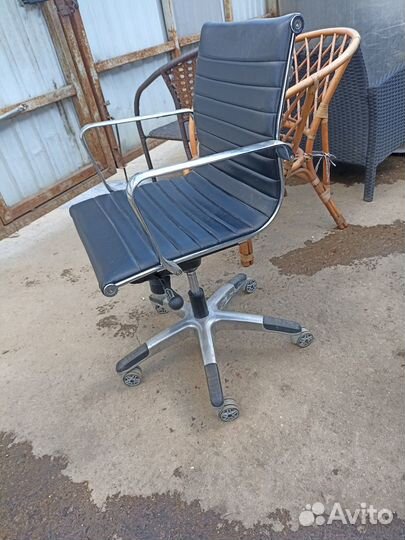 Кресло офисное чёрное экокожа 56/50/88