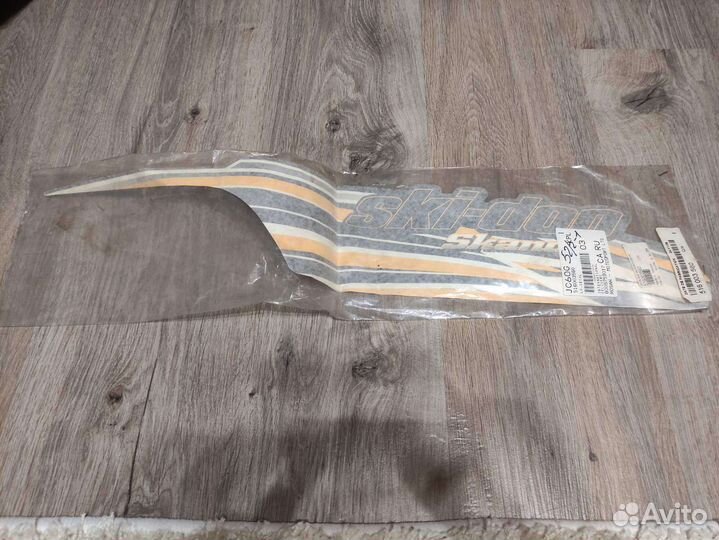 Наклейка левая Skandic SWT WT BRP 516003560