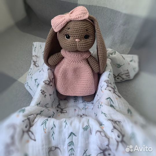 Вязанная игрушка Зайка