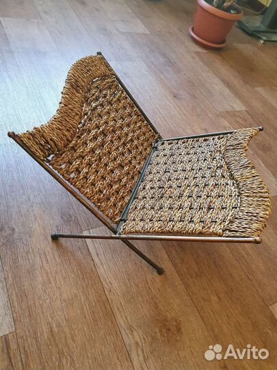 Стильная подставка-бабочка для журналов