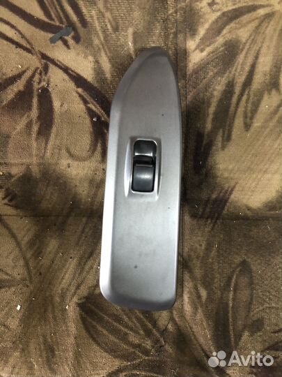 Кнопка стеклоподъемника передняя правая lancer 9