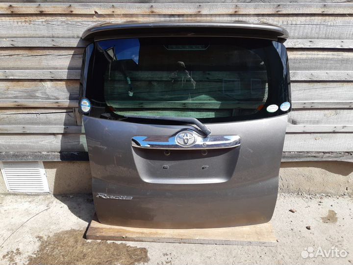 Продам крышку багажника Toyota Ractis 2008
