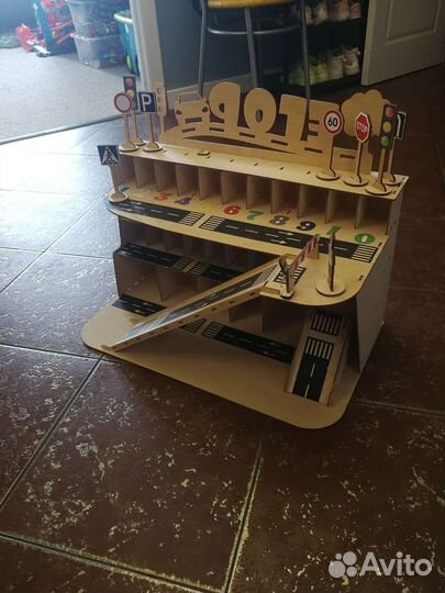 Игрушечный деревянный гараж для машинок