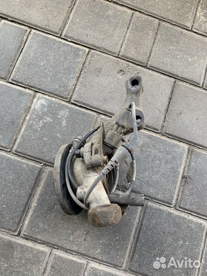 Кулак поворотный левый Фольксваген Пассат Б3-Б4