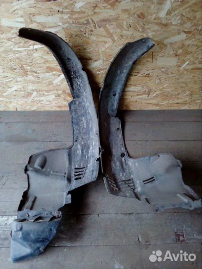 На Мицубиси L400(Делику) передние брызговики