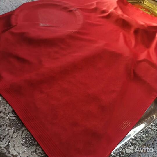 Платок яркий красный