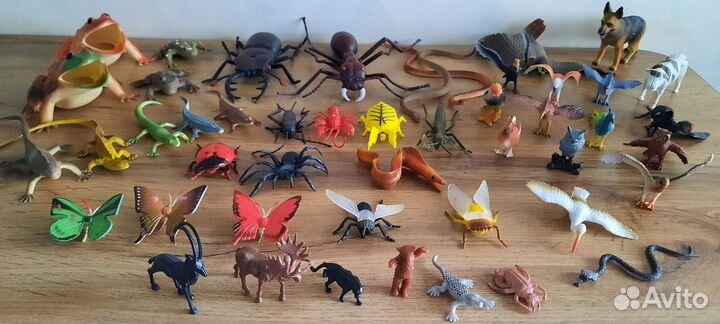 Разные игрушки: насекомые, животные, динозавры