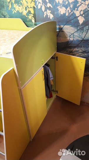 Детский уголок с кроватью и столом