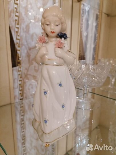 Статуэтка из фарфора