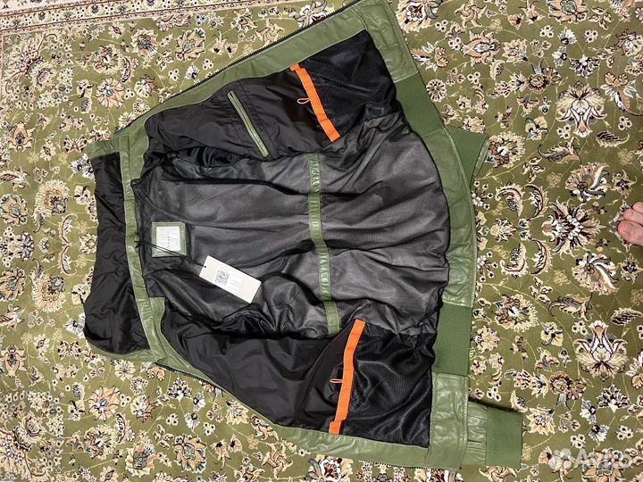 Кожаная куртка с капюшоном