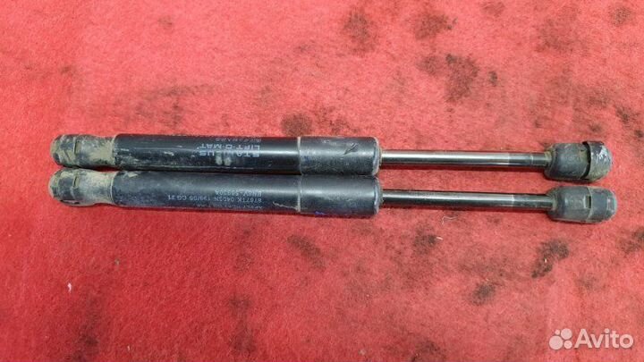 Амортизатор крышки багажника Mazda 3 BK