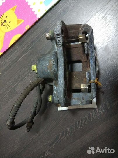 Суппорт левый Mitsubishi Dingo 1998-2002 CQ2A 4G93