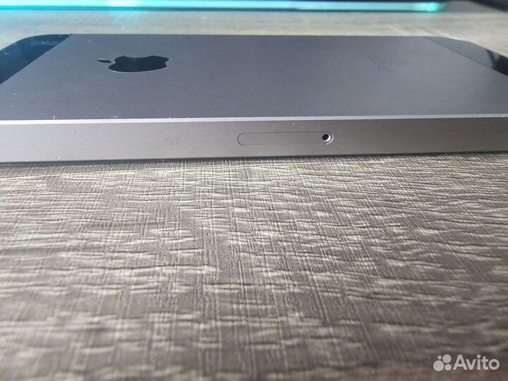 Телефон iPhone se 2016