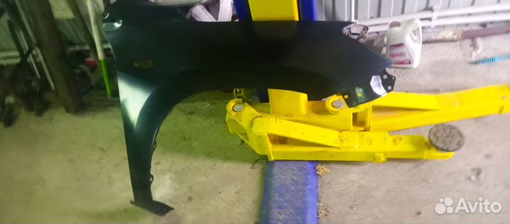 Крыло правое переднее на тайоту rav4