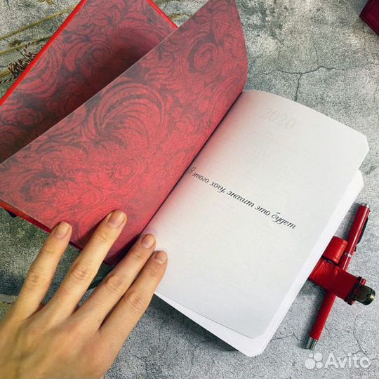 Люкс: Ярко-красный ежедневник Люкс в твердой обложке - яркий и стильный акцент в вашем образе