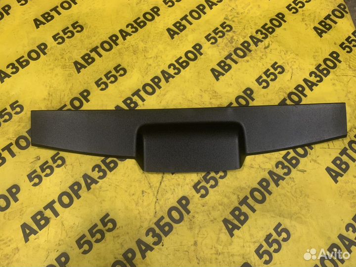 Обшивка двери багажника Toyota Auris E15