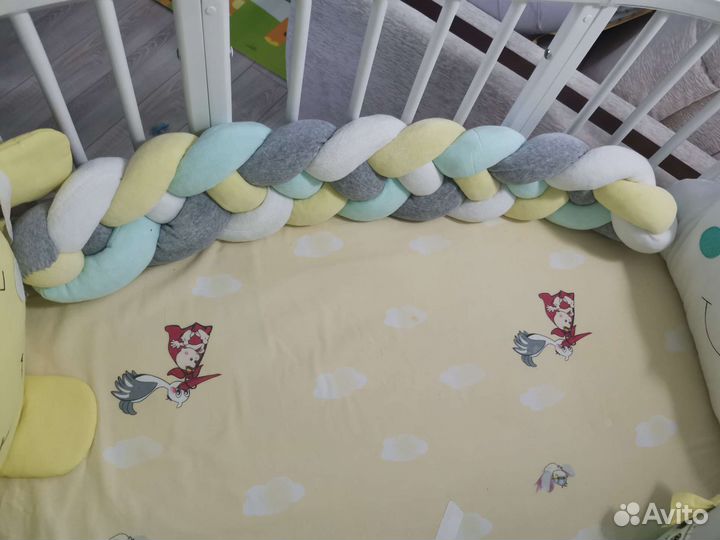 Детская кроватка с маятником