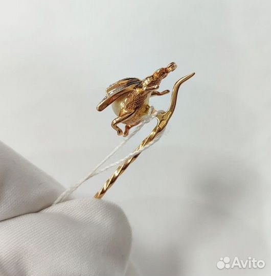 Брошь с синтетическим камнем Золото