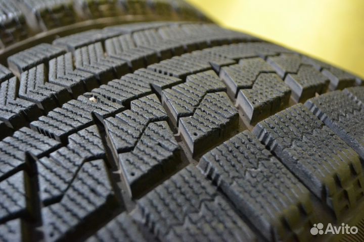 Bridgestone Blizzak VRX 215/45 R17