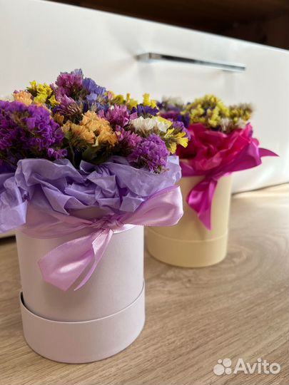 Букет из сухоцветов статицы в шляпной коробке