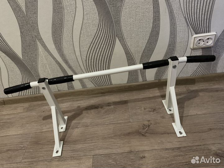 Турник настенный