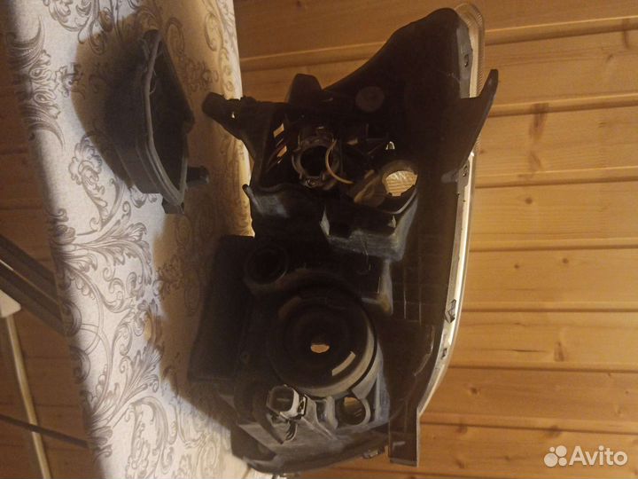 Фары на Toyota avensis