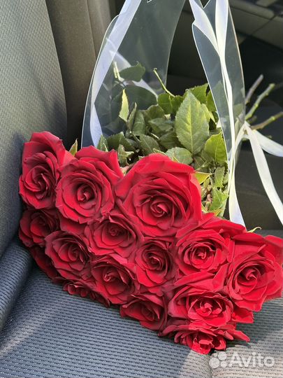 Розы красные в стильном оформлении