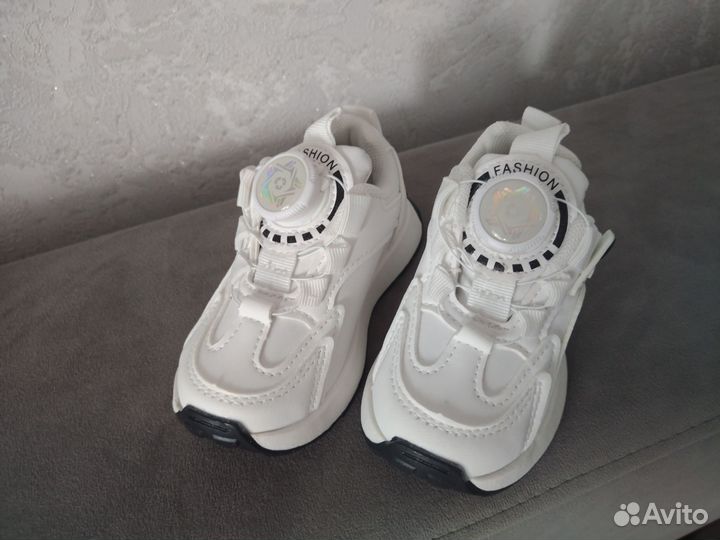 Кроссовки для девочки размер 22