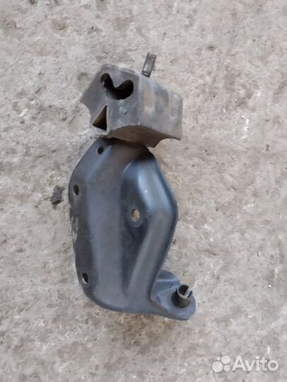 Кронштейн крепления двигателя Volkswagen Passat B2