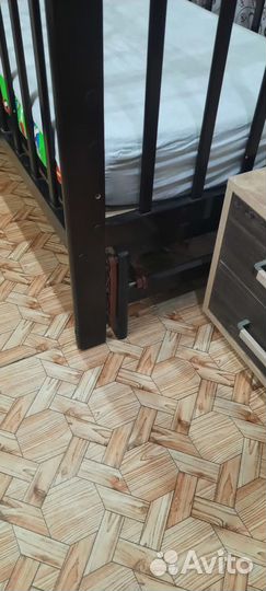 Детская кроватка с продольным маятником