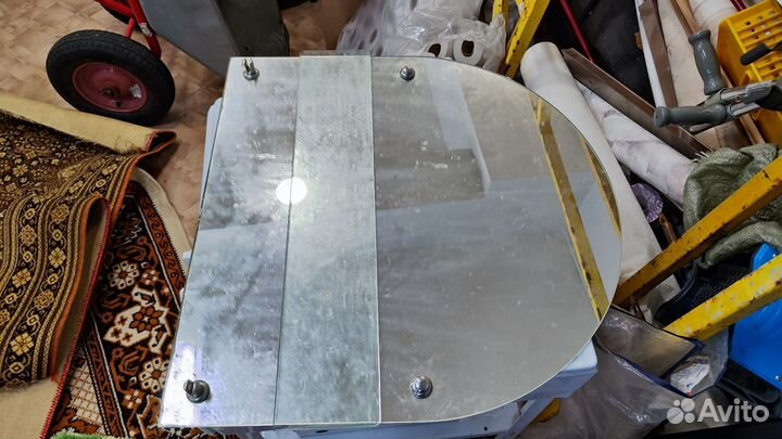 Зеркало с полочкой в ванну