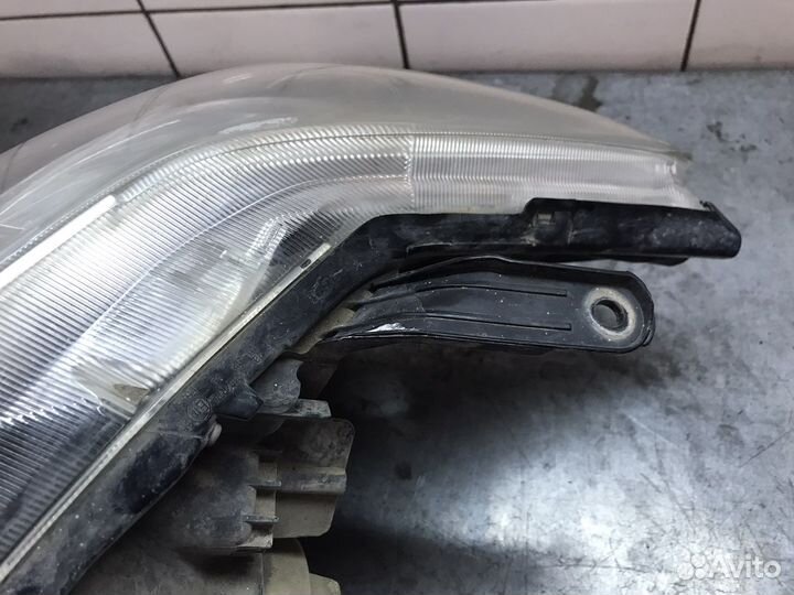 Правая фара Toyota Hilux