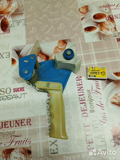 Диспенсер для скотча