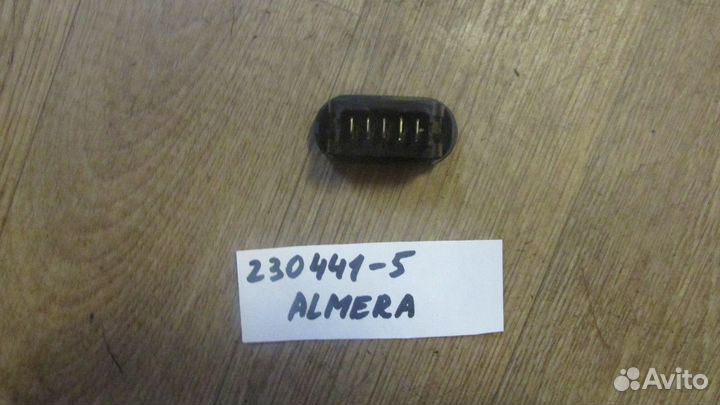 Кнопка стеклоподъемника передняя (Nissan Almera)