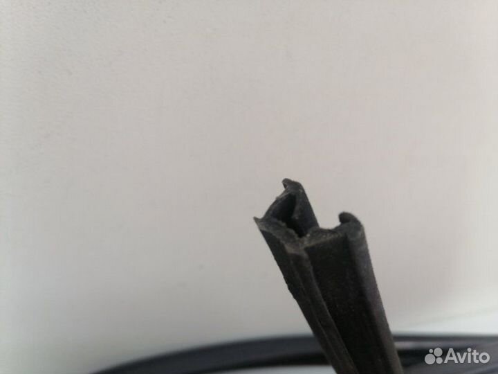 Уплотнитель стекла двери передний правый Mercedes