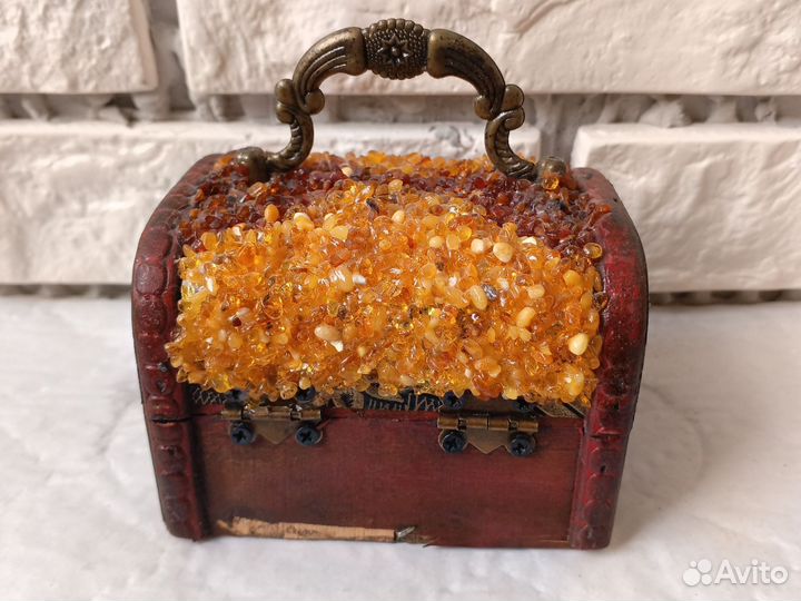 Шкатулка сундучок с янтарем