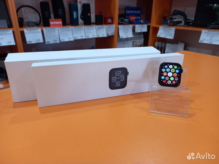 1) Смарт часы Apple (Watch SE 44mm 2022)