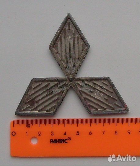 Эмблема Mitsubishi