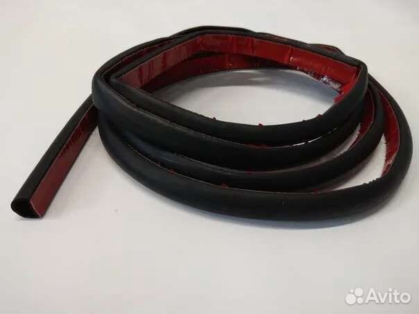 Уплотнитель капота на Лада Веста