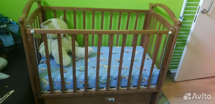 Детская кроватка с поперечным маятником