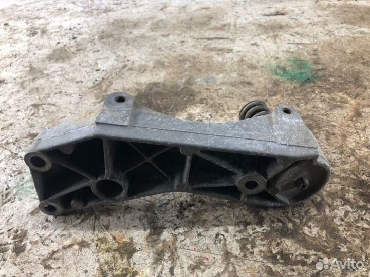 Кронштейн генератора Volkswagen Caddy универсал