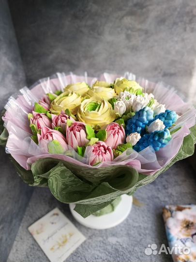 Сладкий букет. Зефир. Рунулюкусы и тюльпаны